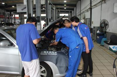 聯(lian)合(he)走訪實踐點 不畏(wei)酷(ku)暑進車(che)間，探索(suo)汽車(che)銷售(shou)新路徑